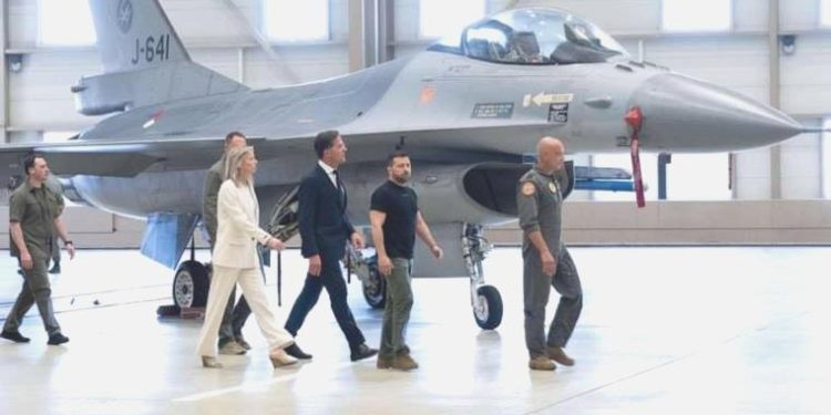 Zelenski’den F-16 açıklaması: Ukrayna topraklarını savunmak temel maksat