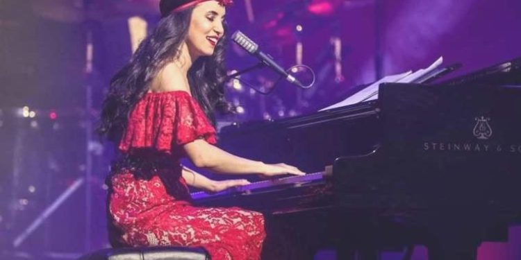 Zelzelede 17 yakınını kaybeden ünlü müzisyen Karsu: ‘Bu üzgün halde nasıl hala konser verebiliyorum?’