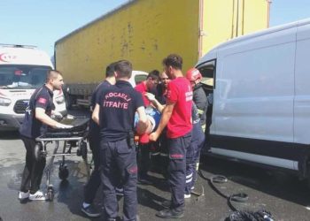 100 metre ortayla 2 kaza yaşandı: 4 kişi yaralandı!