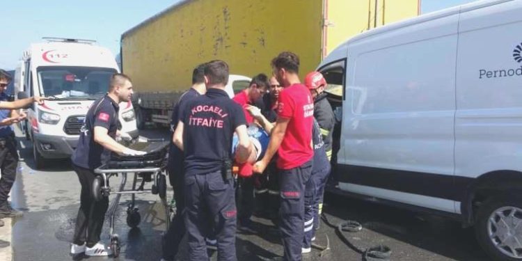 100 metre ortayla 2 kaza yaşandı: 4 kişi yaralandı!