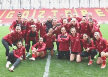 A Ulusal Bayan Futbol Grubu Teknik Yöneticisi Necla Güngör Kıragası: ‘Türkiye’de bayan futbolcular ek iş yapıyor’