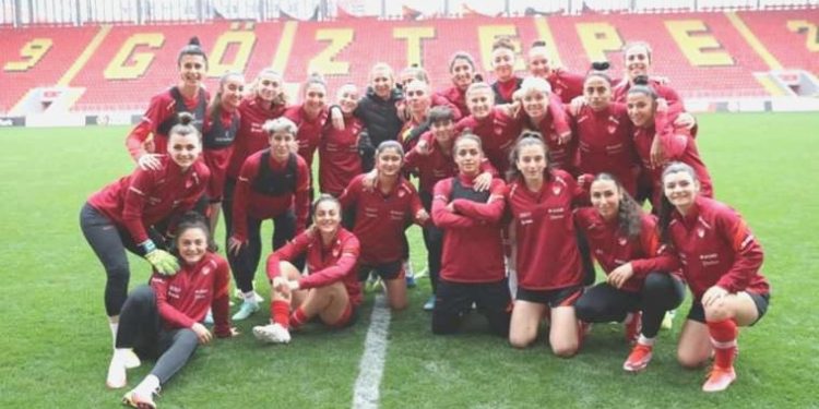 A Ulusal Bayan Futbol Grubu Teknik Yöneticisi Necla Güngör Kıragası: ‘Türkiye’de bayan futbolcular ek iş yapıyor’