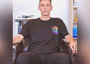 Annesine şiddet uygulayan babasını öldürdü