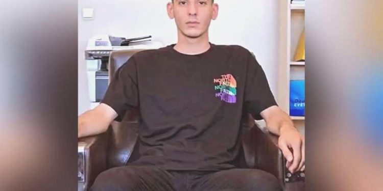 Annesine şiddet uygulayan babasını öldürdü