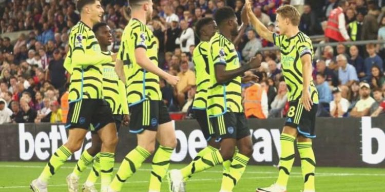 Arsenal, 3 puana 10 kişi ile ulaştı!