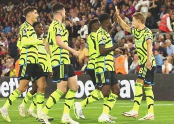 Arsenal, 3 puana 10 kişi ile ulaştı!