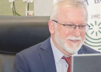 Atatürk’ün yerine kendi fotoğrafını koydu!