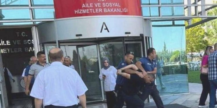 Bakanlığın önünde ‘açım’ diyen yurttaş gözaltına alındı