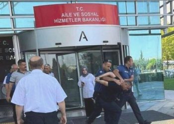 Bakanlığın önünde ‘açım’ diyen yurttaş gözaltına alındı