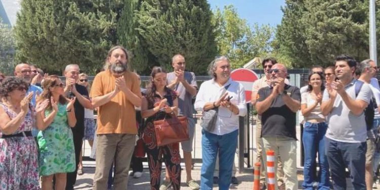 Barış Akademisyeni Aydın Arı Dokuz Eylülü Üniversitesi’ne geri döndü