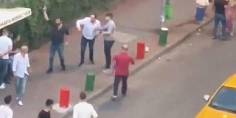 Bekçi ile polislerden bayanlara taciz ve atak… Gözaltına alındılar!