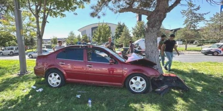 Bir garip kaza: Araç iki ağacın ortasına sıkıştı