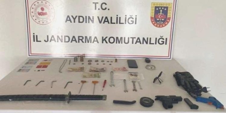 Bir günde 7 hırsızlık olayına karıştı: Üzerinden kılıç çıktı