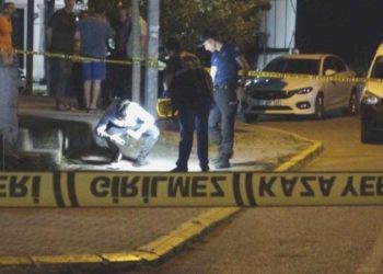 Cadde ortasında bir bayanı öldürüp, parkta intihar etti