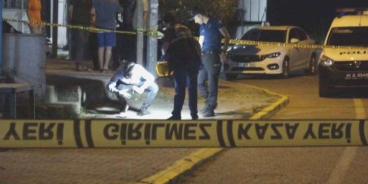 Cadde ortasında bir bayanı öldürüp, parkta intihar etti