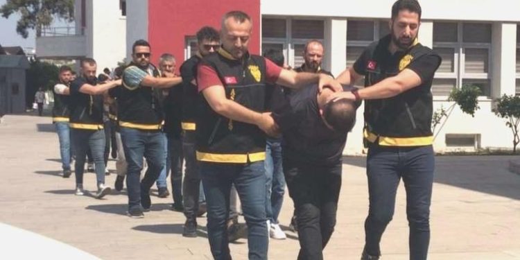 Cephanelik üzere mesken: Adana’da bir konutta çok sayıda silah ve mermi ele geçirildi!