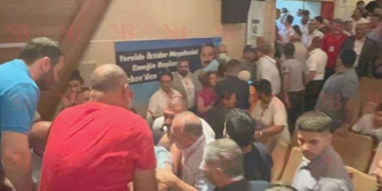 CHP ilçe kongresinde arbede çıktı! Küfürler havada uçuştu