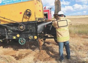 Çok sıcak tesiri: Biçerdöver tutuştu