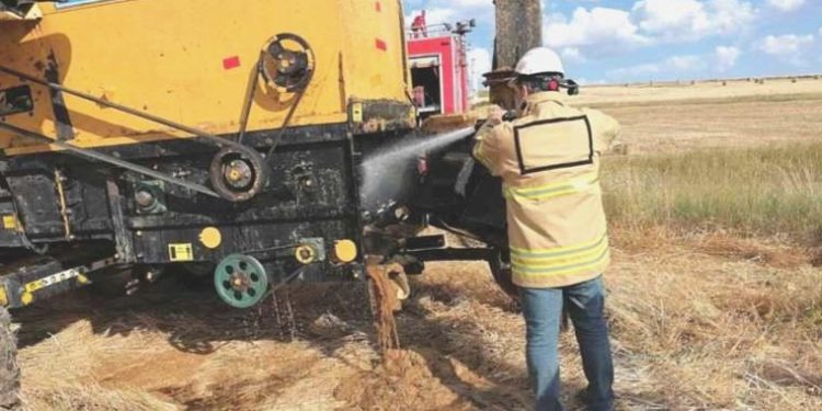 Çok sıcak tesiri: Biçerdöver tutuştu