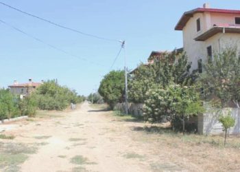 Cumhuriyet Konutları’nda yaşayanlar 24 yıldır çözülemeyen meselelerden bunaldı: Su akmıyor, yol toprak