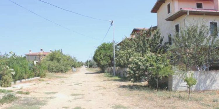 Cumhuriyet Konutları’nda yaşayanlar 24 yıldır çözülemeyen sıkıntılardan bunaldı: Su akmıyor, yol toprak