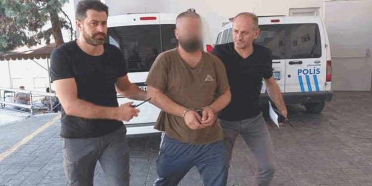 Dolmuş derneği binasını yakmaya kalkıştı