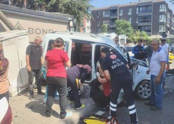 Düzce’de facia üzere kaza… Hafif ticari araçla araba, kavşakta çarpıştı: 1’i bebek, 5 yaralı