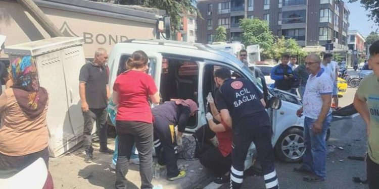 Düzce’de facia üzere kaza… Hafif ticari araçla araba, kavşakta çarpıştı: 1’i bebek, 5 yaralı
