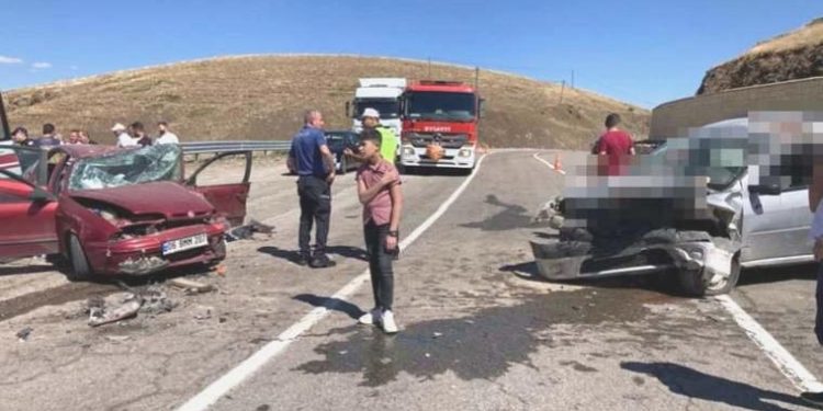 Erzurum-Bayburt karayolunda feci kaza: 4’ü ağır 8 yaralı