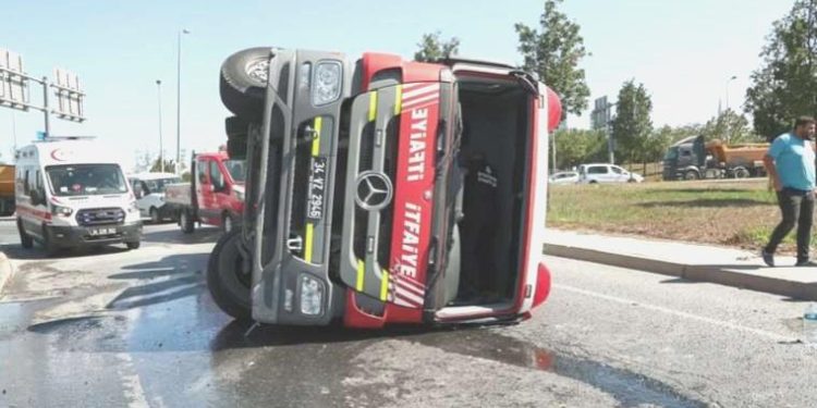 Esenler’de yangına giden itfaiye aracı devrildi: 2 yaralı