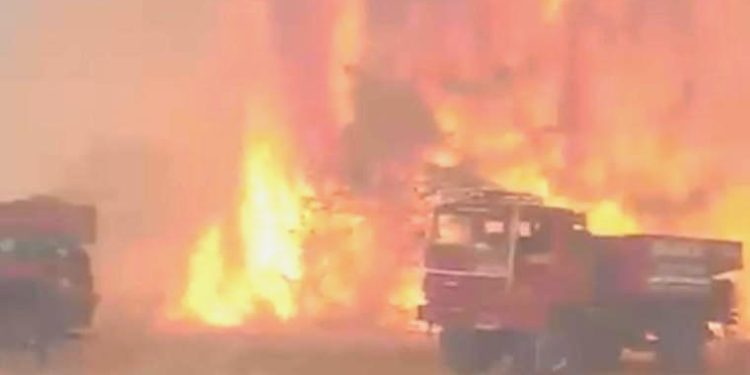 Faciadan dönüldü… Arazözle alevlerin ortasında kalmaktan son anda kurtuldu!