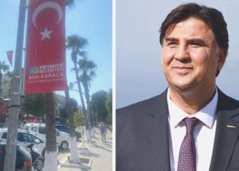 Fethiye Belediye Lideri’nden reaksiyon çeken hareket: Türk Bayrağı üzerine ismini yazdırdı