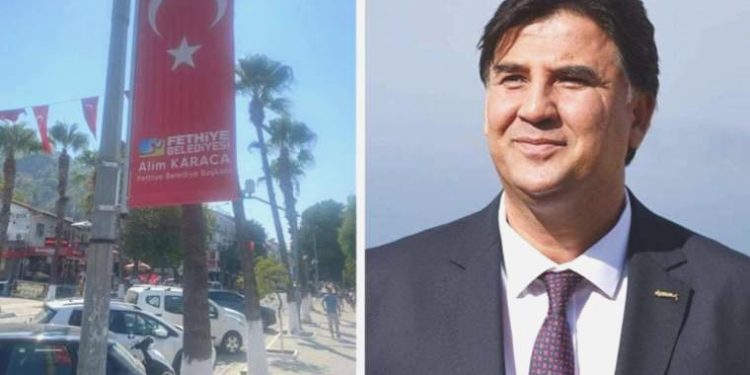 Fethiye Belediye Lideri’nden reaksiyon çeken hareket: Türk Bayrağı üzerine ismini yazdırdı