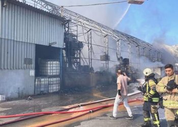 Gebze’de boya fabrikasında yangın