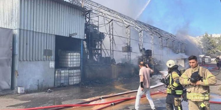 Gebze’de boya fabrikasında yangın
