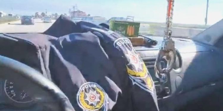 Göçmen kaçakçılığında yeni formül… Polis yeleği ve telsiz kullanmışlar!