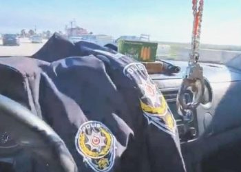 Göçmen kaçakçılığında yeni prosedür… Polis yeleği ve telsiz kullanmışlar!