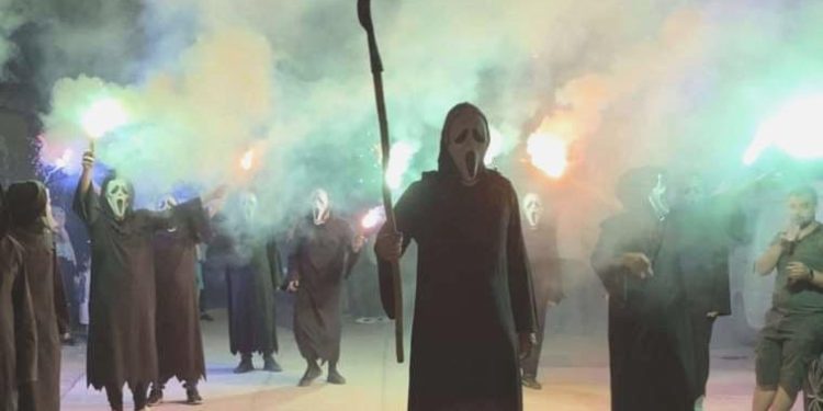 Görülmemiş ‘düğün’ cümbüşü: Yüzlerinde maske, ellerinde orakla damadı karşıladılar