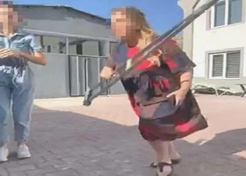 Hacze gelen avukatı darbetmekle suçlanan fabrika sahibi, isimli denetimle özgür