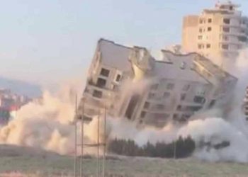 Hatay’da ‘dinamitle’ patlatılan 16 katlı devasa rezidans bir anda yerle bir oldu