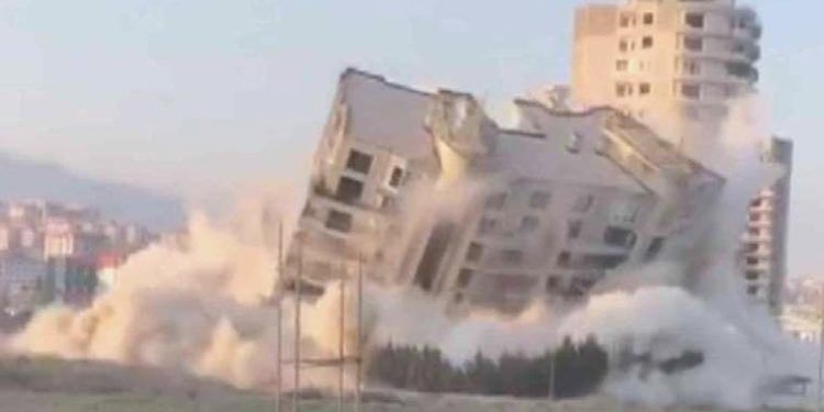 Hatay’da ‘dinamitle’ patlatılan 16 katlı devasa rezidans bir anda yerle bir oldu