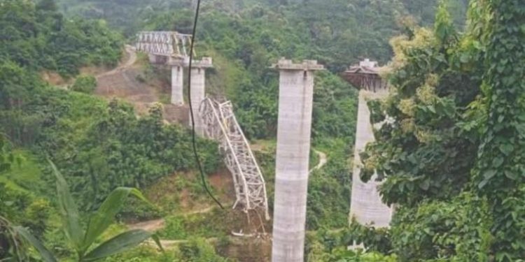 Hindistan’da inşaat halindeki demiryolu köprüsü çöktü: 17 meyyit