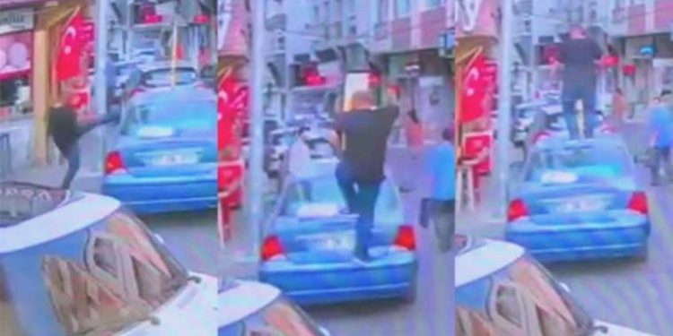 Hırsını alamadı… Hengame ettiği kişinin arabasına yumruk ve tekmeyle saldırdı!