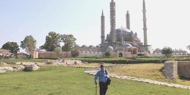 Hurdaların ortasından üniversite kütüphanesine: 72 yaşındaki ‘filozof hurdacı’ artık arkeolog oluyor!