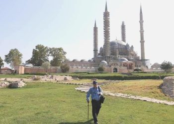 Hurdaların ortasından üniversite kütüphanesine: 72 yaşındaki ‘filozof hurdacı’ artık arkeolog oluyor!
