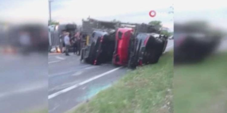 İngiltere’de 9 lüks arabası taşıyan nakliye aracı devrildi