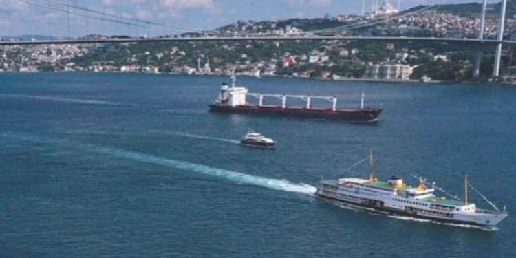 İstanbul Boğazı’nda gemi trafiği açıldı