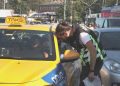 İstanbul’da sıradan bir taksi kontrolü: Kimi polisle tartışıp aracını tokatladı; kimi gazetecilere reaksiyon gösterdi