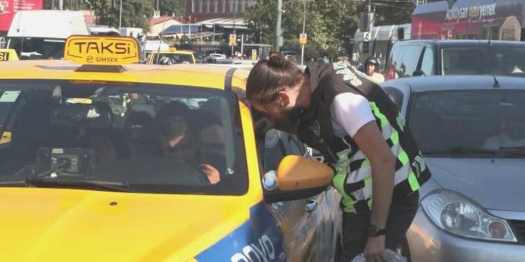 İstanbul’da sıradan bir taksi kontrolü: Kimi polisle tartışıp aracını tokatladı; kimi gazetecilere reaksiyon gösterdi