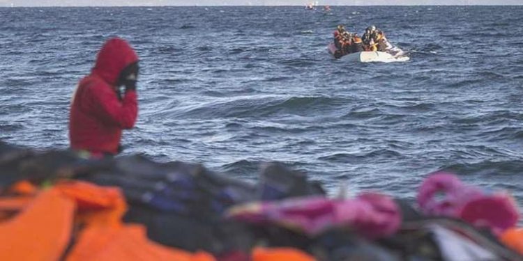 İzmir açıklarında 22 sistemsiz göçmen kurtarıldı